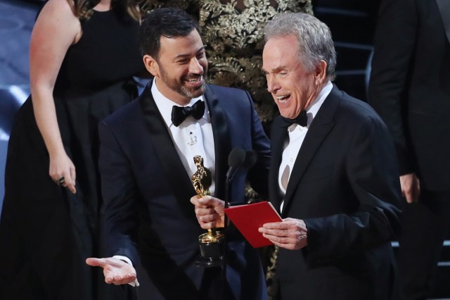 89th Academy Awards - Oscars Awards Show - Hollywood, California, U.S. - 26/02/17 - Jimmy Kimmel talks to Warren Beatty during the presentation for Best Picture. REUTERS/Lucy Nicholson  TPX IMAGES OF THE DAY