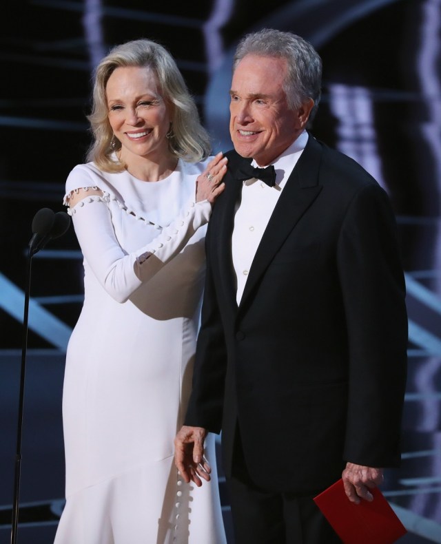 89th Academy Awards - Oscars Awards Show - Hollywood, California, U.S. - 26/02/17 - Warren Beatty and Faye Dunaway present the Best Picture. REUTERS/Lucy Nicholson TPX IMAGES OF THE DAY