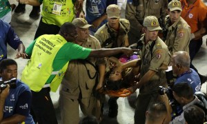 Momento en el que se desplomó pasarela de una carroza en Carnaval de Rio (Video)
