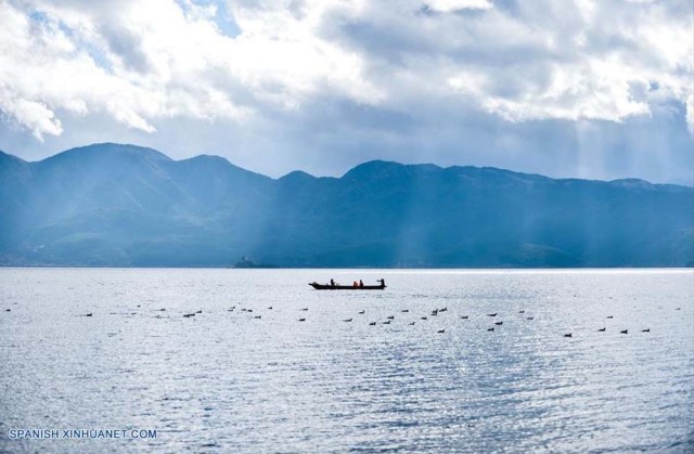  Imagen del 22 de febrero de 2017 del paisaje de la aldea Luoshui en el Lago Lugu en la ciudad Lijiang, provincia de Yunnan, en el suroeste de China. Lugu es conocido por sus bellos paisajes y el mantenimiento del sistema matriarcal único observado por la gente indígena Mosuo. (Xinhua/Li Yan)
