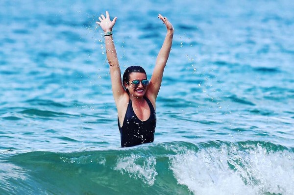 Lea Michele haciendo yoga en bikini y sobre una tabla de surf causa furor (Fotos sexys)