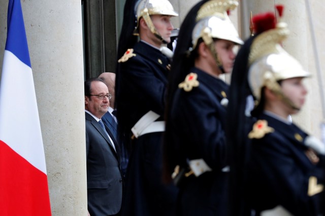 French President Francois Hollande waits for guests at the Elysee palace in Paris, France, February 28, 2017.  REUTERS/Philippe Wojazer