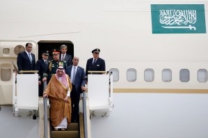 El rey de Arabia Saudita visita Indonesia con 460 toneladas de equipaje