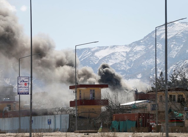 Smoke rises from the site of a blast and gunfire between Taliban and Afghan forces in PD 6 in Kabul, Afghanistan March 1, 2017.REUTERS/Mohammad Ismail