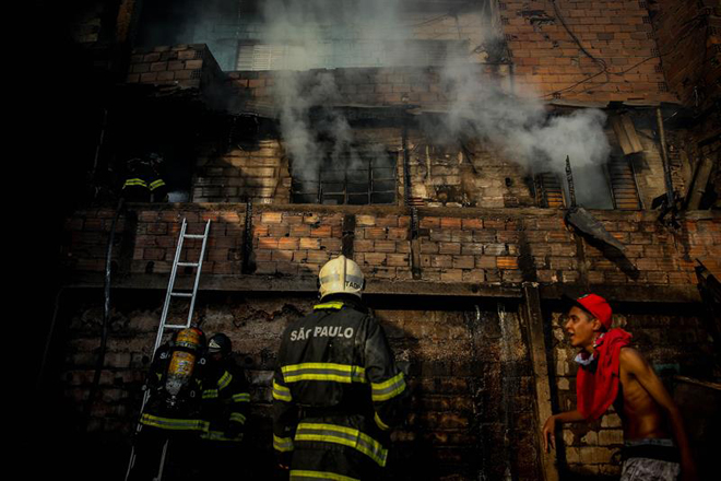Medio centenar de casas fueron devoradas por el fuego en una favela de Sao Paulo (FOTOS)