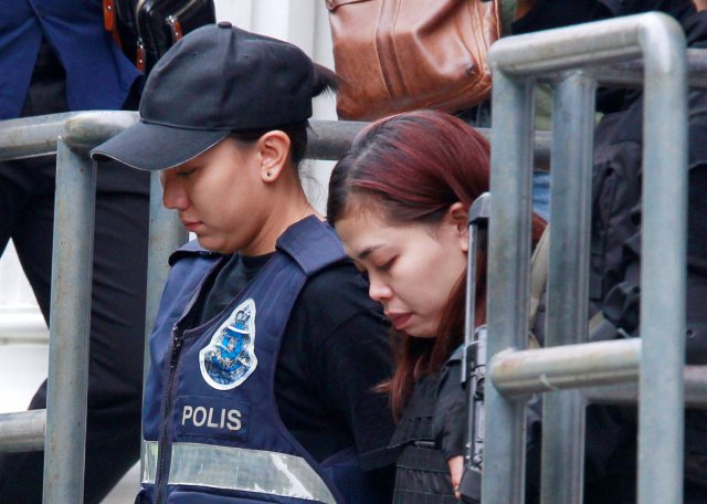 La indonesa, Siti Aishah, abandona un tribunal de Sepang después de que fue acusada del asesinato de Kim Jong Nam, en Malasia. 1 de marzo 2017. Malasia acusó el miércoles a dos mujeres, una indonesia y una vietnamita, del asesinato del hermanastro del líder de Corea del Norte usando un agente nervioso súper tóxico que acabó con su vida en cuestión de minutos.REUTERS/Stringer