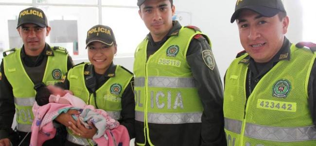 En Colombia una venezolana dio a luz en plena calle, ahora los policías serán los padrinos