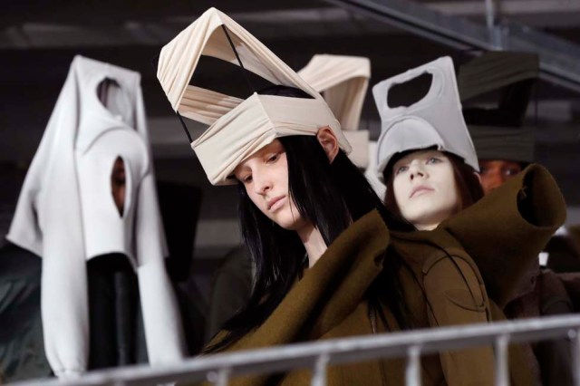 Models present creations by Rick Owens during the women's Fall-Winter 2017-2018 ready-to-wear collection fashion show in Paris on March 2, 2017. / AFP PHOTO / FRANCOIS GUILLOT