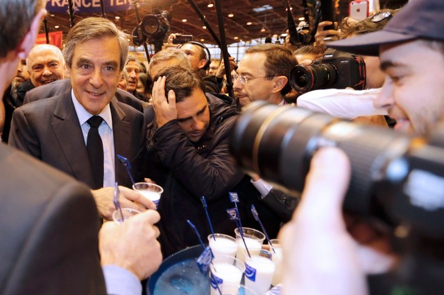 Francois Fillon (L), former French prime minister, member of the Republicans political party and 2017 presidential election candidate of the French centre-right, visits the International Agricultural Show in Paris, France, March 1, 2017. The Paris Farm Show runs from February 25 to March 5, 2017. REUTERS/Regis Duvignau