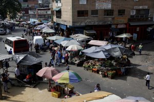 Informalidad laboral y bajos salarios agudizan la crisis económica en Venezuela