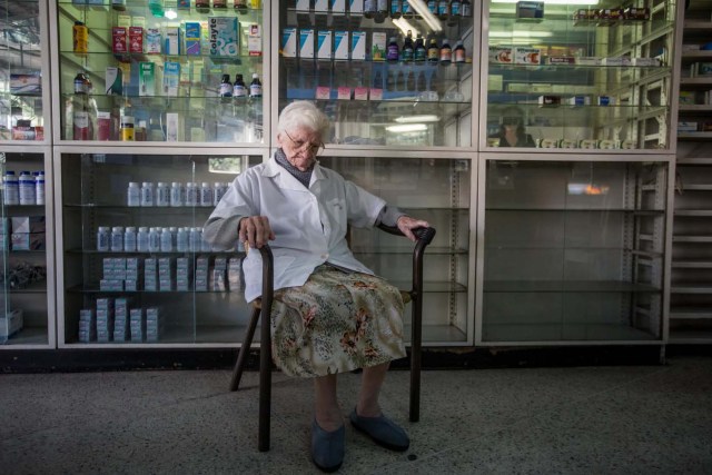 ACOMPAÑA CRÓNICA: VENEZUELA MEDICINAS - CAR007. CARACAS (VENEZUELA), 25/02/2017 - Fotografía del 24 de febrero de 2017, de María de Gorostiza, de 92 años, propietaria de una farmacia a la espera de clientes en Caracas (Venezuela). Casi tres semanas lleva una joven de 25 años buscando dos antibióticos para su hermana que padece de bronconeumonía y hasta ahora lo único que pudo conseguir, gracias a una donación, fue una caja incompleta de un medicamento que no es precisamente el que el médico le recetó. Venezuela vive una aguda crisis de desabastecimiento en materia de medicinas desde hace más de dos años y la situación no parece mejorar. Efe hizo un recorrido por unas 15 farmacias ubicadas tanto en el este como en el oeste de la capital venezolana y constató la ausencia de antibióticos, hipertensivos, anticoagulantes y otros. EFE/MIGUEL GUTIERREZ