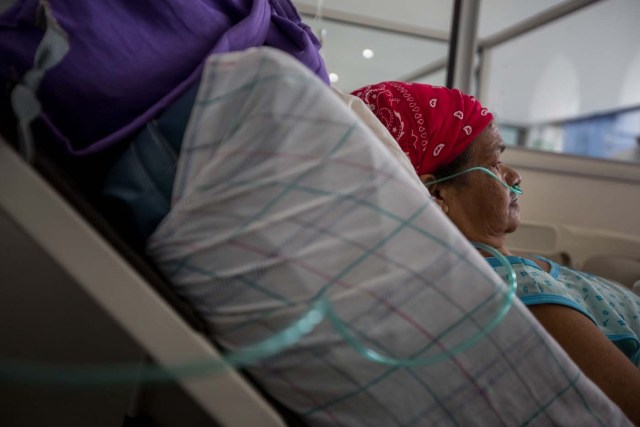ACOMPAÑA CRÓNICA: VENEZUELA MEDICINAS - CAR008. CARACAS (VENEZUELA), 25/02/2017 - Fotografía del 24 de febrero de 2017, de la paciente Laura Diaz, de 55 años, que aguarda en su camilla por medicina en un hospital de Caracas (Venezuela). Casi tres semanas lleva una joven de 25 años buscando dos antibióticos para su hermana que padece de bronconeumonía y hasta ahora lo único que pudo conseguir, gracias a una donación, fue una caja incompleta de un medicamento que no es precisamente el que el médico le recetó. Venezuela vive una aguda crisis de desabastecimiento en materia de medicinas desde hace más de dos años y la situación no parece mejorar. Efe hizo un recorrido por unas 15 farmacias ubicadas tanto en el este como en el oeste de la capital venezolana y constató la ausencia de antibióticos, hipertensivos, anticoagulantes y otros. EFE/MIGUEL GUTIERREZ