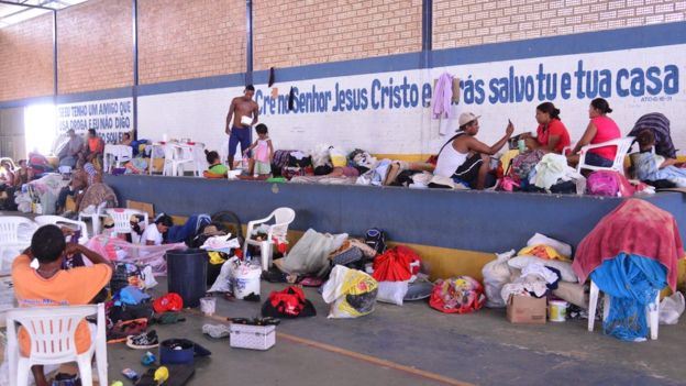 Unos 200 venezolanos encuentran refugio transitorio en el polideportivo abandonado en Boa Vista