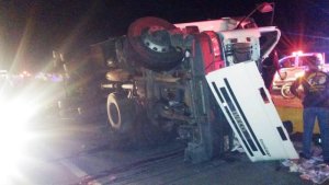 Un fallecido tras vuelco de camión en bajada de Tazón