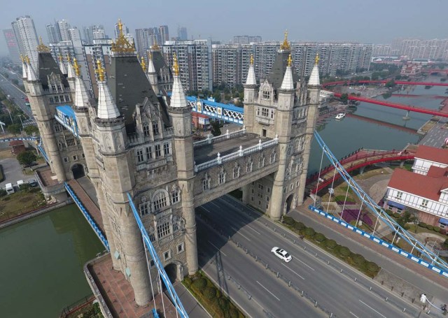 El clon chino del Tower Bridge de Londres tiene un insalvable error de arquitectura: cuatro torres en lugar de dos como el original (AFP)