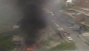 Enfrentamiento entre bandas deja cinco viviendas quemadas en Pinto Salinas
