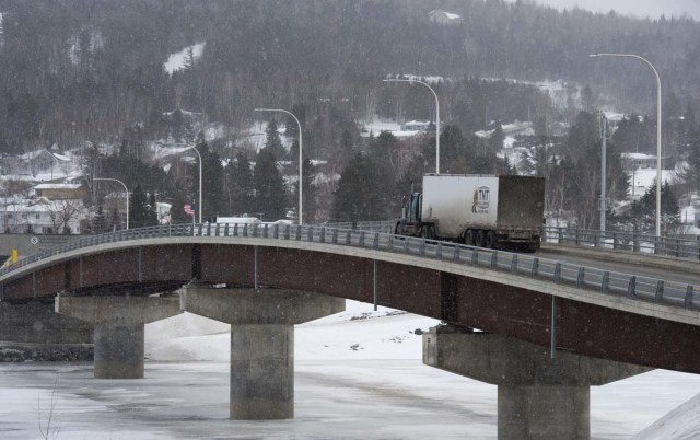 A truck crosses over the International Bridge at the US/Canada border March 2, 2017, in Clair, New Brunswick. The truck is crossing from Caire to Fort Kent, Maine. / AFP PHOTO / DON EMMERT