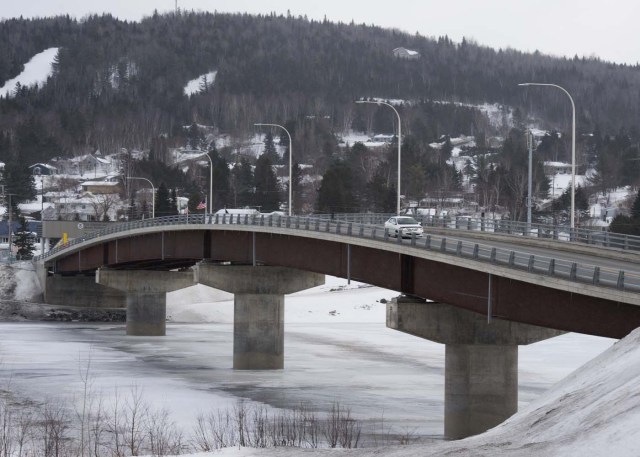 A car crosses over the International Bridge at the US/Canada border March 2, 2017, in Clair, New Brunswick. The truck is crossing from Caire to Fort Kent, Maine. / AFP PHOTO / DON EMMERT
