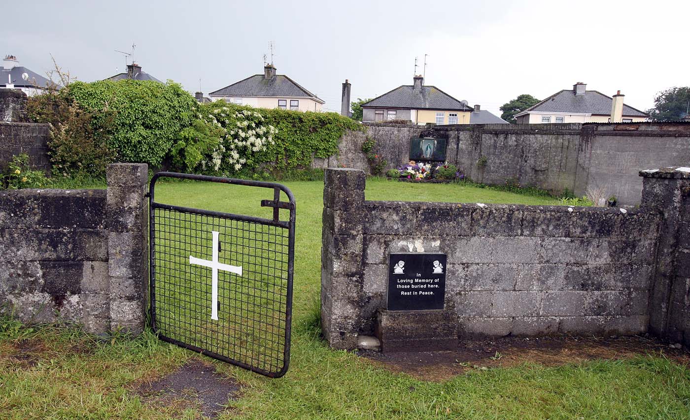 Numerosos restos de bebés en centro católico de madres solteras de Irlanda