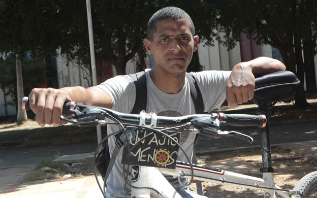 Zulianos recurren a la bicicleta por no poder costear el pasaje