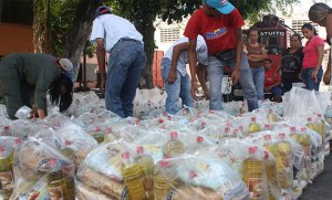 Así se preparaban los rojitos para regalar bolsas de comida luego del “gran cierre” de campaña #17Mayo (Video)