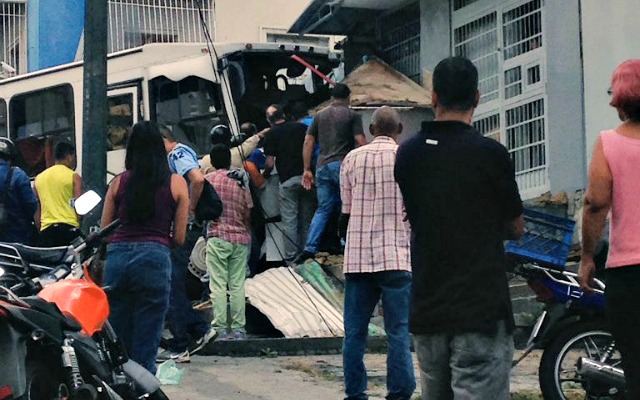Reportan fuerte accidente en la avenida principal de Maripérez en Caracas (Fotos)