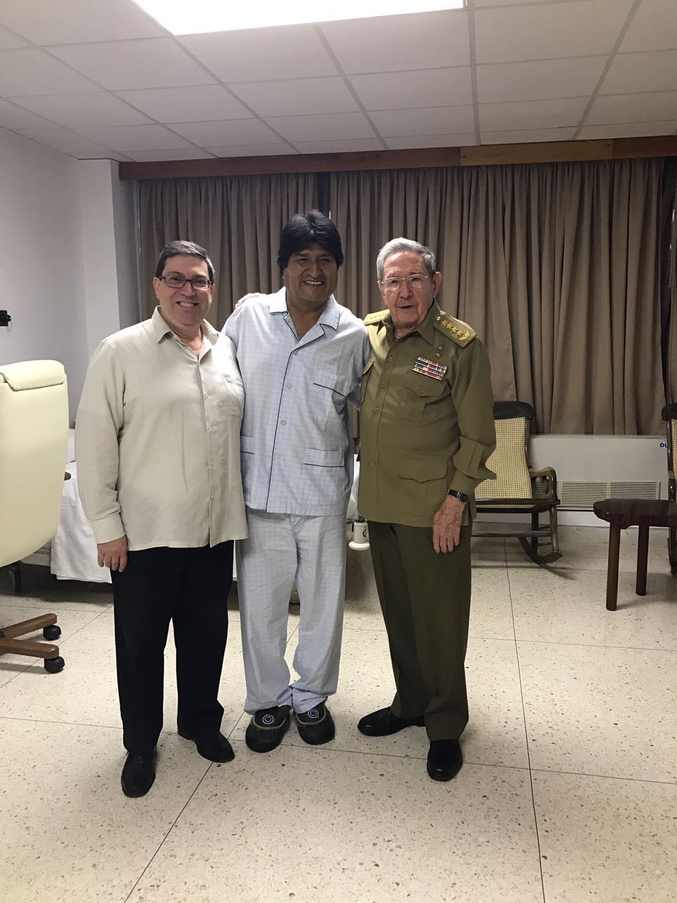 Un empijamado y convaleciente Evo Morales se retrata en Cuba con Raúl Castro