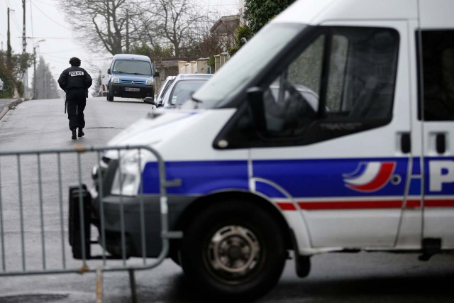French police secure the streets around the house of the Troadec family in Orvault near Nantes, France, March 1, 2017. The couple and their two children have been missing for nearly two weeks. REUTERS/Stephane Mahe