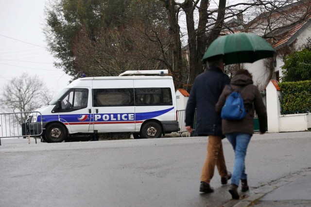 French police secure the streets around the house of the Troadec family in Orvault near Nantes, France, March 1, 2017. The couple and their two children have been missing for nearly two weeks. REUTERS/Stephane Mahe