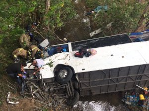 Cinco muertos tras aparatoso accidente de autobús en Brasil