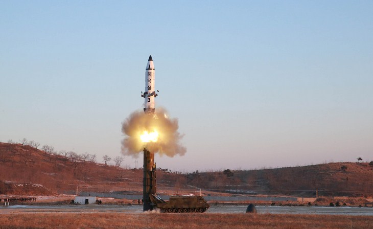 Japón dice que tres misiles norcoreanos cayeron en sus aguas