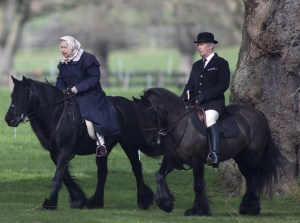Reina Isabel II monta a caballo a semanas de cumplir los 91 años