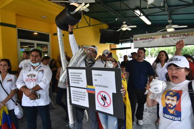 Un grupo de venezolanos protestan la presencia de los llamados "boliburgueses", allegados al partido de Gobierno de Venezuela que se han trasladado al sur de Florida, el 14 de mayo de 2016 en Miami, Florida. Gastón de Cárdenas EFE 