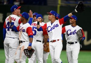 Cuba blanquea 6-0 a China y espera por Australia en Clásico Mundial