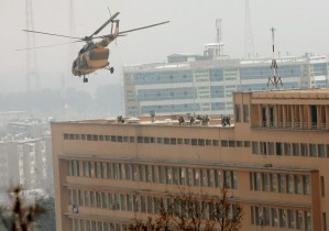 Hombres armados disfrazados de médicos atacaron hospital militar de Kabul (Fotos)