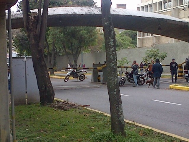 Trabajadores de la UCV trancaron accesos en Caracas #08Mar