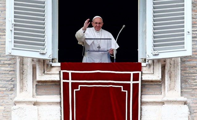 Pope Francis waves as he leads the Angelus prayer in Saint Peter's square at the Vatican March 5, 2017. REUTERS/Tony Gentile