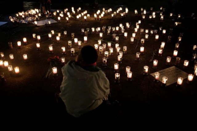 Velas iluminan una vigilia por las víctimas del incendio en el albergue de menores Virgen de la Asunción. Ciudad de Guatemala. REUTERS/Saul Martinez