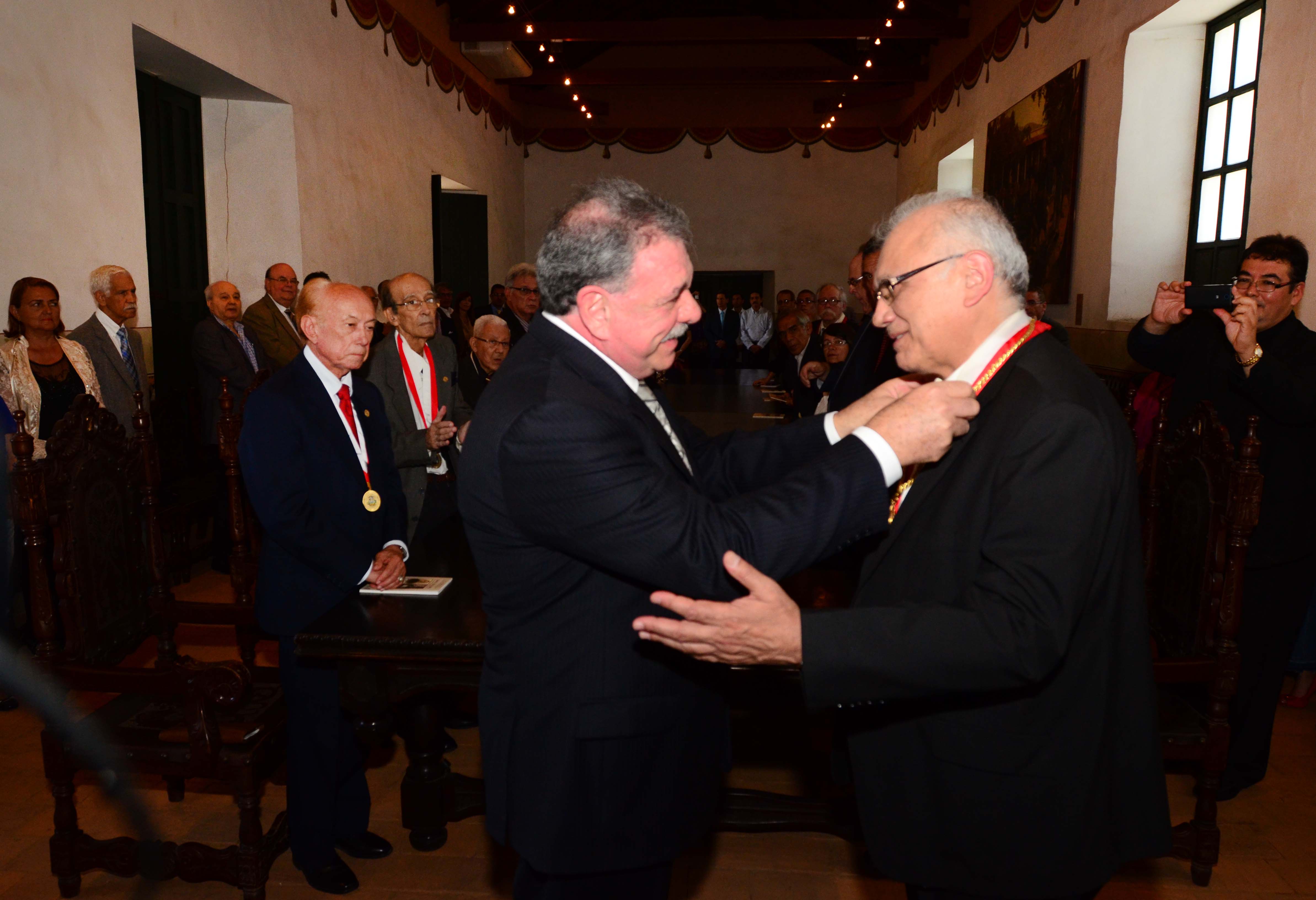 Alcalde Cocchiola impuso Orden Arturo Michelena al cardenal Baltazar Porras