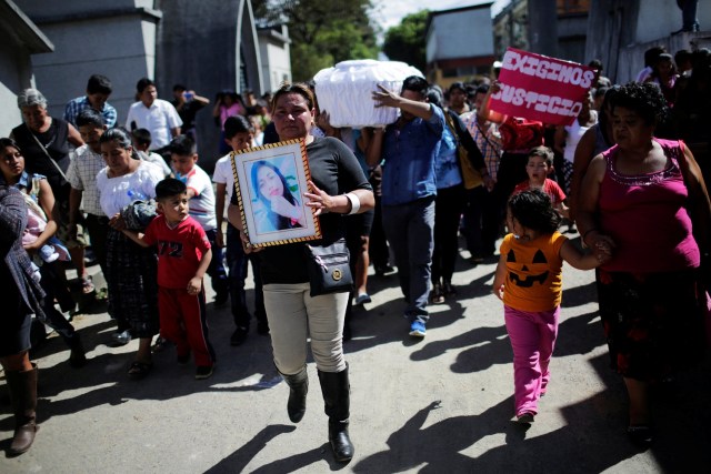 REFILE - CORRECTING LOCATIONFriends and family attend the funeral of Siona Hernandez, a victim of a fire at the Virgen de Asuncion children shelter, at the cemetery in Guatemala City, Guatemala, March 10, 2017. REUTERS/Saul Martinez