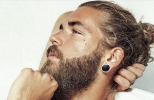 Hombres que demuestran que barba + colita de cabello =  Qué sexy vale! (FOTOS)