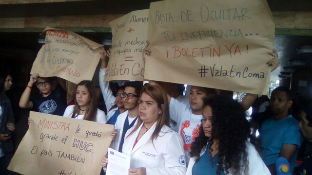 Estudiantes de medicina protestan frente al Ministerio de Salud