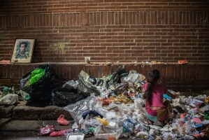 El ocaso de Venezuela: Buscar en la basura para callar el hambre
