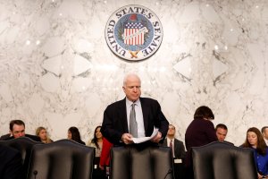 Senador McCain reta a Trump a probar que su teléfono fue intervenido