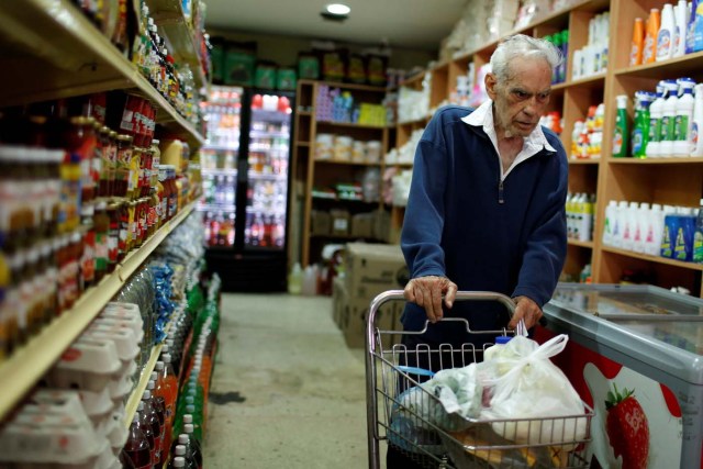 A man looks for groceries and goods at a supermarket in Caracas, Venezuela March 9, 2017. REUTERS/Carlos Garcia Rawlins