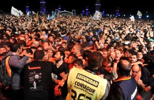 Avalancha deja dos muertos en masivo concierto de rock en Argentina