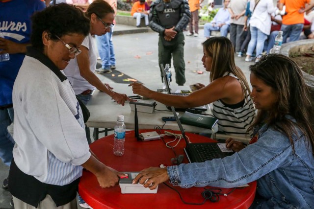   Electores participan en el proceso de validación de partidos políticos  (Foto EFE/CRISTIAN HERNÁNDEZ)