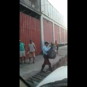 ¡Patria Querida!… Hasta los policías esperan su bolsita (pero de BASURA) en Cumaná (VIDEO)