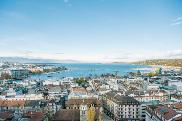 Una vista del Lago Lemán desde la Catedral de San Pedro en Ginebra. A Suiza le fue bien en las preguntas acerca de su actitud respecto de la educación, la democracia, los negocios y la calidad de vida. Credit Clara Tuma para The New York Times