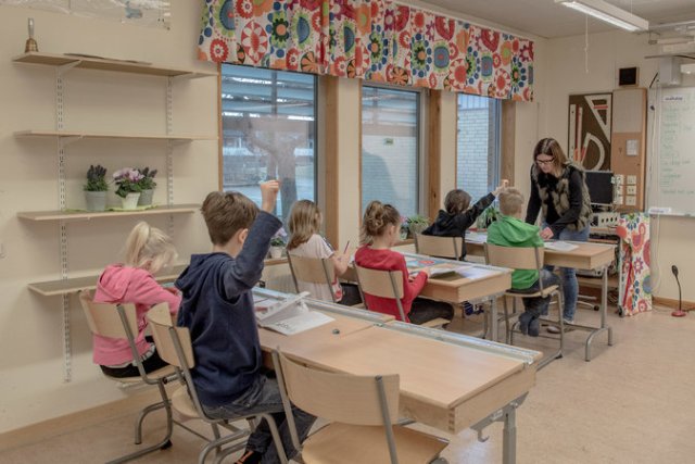 Estudiantes en un salón de clases en Halmstad, Suecia. En el sondeo, ese país resultó ser el mejor para los niños, seguido en la lista por Dinamarca, Noruega y Finlandia. Credit David Ramos/Getty Images